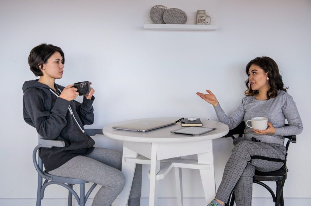 tìm kiếm sự giúp đỡ từ các mối quan hệ khi mẹ đơn thân thuê nhà/mua nhà